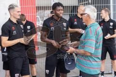 Saisoneröffnung; 3. Liga; FC Ingolstadt 04 am Audi Sportpark; Autogrammstunde nach der Vorstellung, Dennis Borkowski (7, FCI) Bryang Kayo (48, FCI)