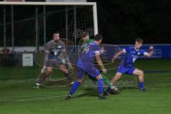 Landesliga - Saison 2024/25 - SV Manching - TV Erkheim - Fabian Neumayer (Nr.9 - SV Manching) mit einer Torchance - Florian Egle Torwart Erkheim - Stefan Oswald #14 blau Erkheim  - Manuel Haug blau rechts Erkheim - Foto: Meyer Jürgen