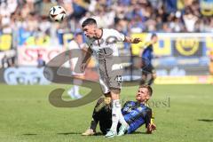 3. Liga; 1. FC Saarbrücken - FC Ingolstadt 04 - Zweikampf Kampf um den Ball Felix Keidel (43, FCI) Zeitz Manuel (8 FCS)