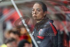 3. Liga; FC Ingolstadt 04 - Erzgebirge Aue; Cheftrainerin Sabrina Wittmann (FCI) an der Seitenlinie, Spielerbank