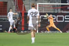 3. Liga; FC Ingolstadt 04 - Energie Cottbus; Torwart Marius Funk (1, FCI) sicher Halbauer Phil (11 ECO) Elias Decker (3, FCI)