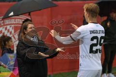 A-Junioren Bundesliga  - Saison 2024/25 - A-Junioren - FC Ingolstadt 04 - FC Augsburg - Alik Streck weiss FCI schiesst den 1:0 Führungstreffer und klatscht mit einer Zuschauerin ab - jubel - Foto: Meyer Jürgen