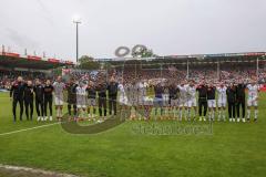 3. Liga; Energie Cottbus - FC Ingolstadt 04; Spiel ist aus, Ingolstadt gewinnt 1:4, Spieler bedanken sich bei den Fans tanzen singen