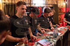3. Liga; FC Ingolstadt 04 - Fantreffen im Sport-Treff Senners Alm, volles Haus; Autogrammstunde Simon Lorenz (32, FCI) Torwart Markus Ponath (1, FCI) Linus Rosenlöcher (19, FCI) Max Plath (14 FCI)