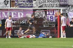 3. Liga; FC Ingolstadt 04 - VfL Osnabrück; Tor für Osnabrück Torwart Kai Eisele (25, FCI) am Boden, Emre Gül (5, FCI) Max Besuschkow (17, FCI) Simon Lorenz (32, FCI)
