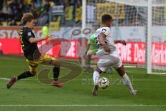 3. Liga - Saison 2024/25 - Alemannia Aachen - FC Ingolstadt 04  - Bentley Baxter Bahn (Nr.9 - Alemannia Aachen) - Marcel Costly (Nr.22 - FCI) - Foto: Meyer Jürgen