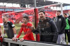 3. Liga; FC Ingolstadt 04 - VfL Osnabrück; Niederlage, hängende Köpfe die Mannschaft vor den Fans, Ehrenrunde mit Cheftrainer Guerino Capretti (FCI) macht eine Ansage zu den Fans