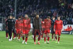 3. Liga; VfL Osnabrück - FC Ingolstadt 04; Spiel ist aus, Niederlage, hängende Köpfe, Spieler bedanken sich bei den Fans Lukas Fröde (34, FCI) Max Besuschkow (17, FCI) Julian Kügel (29, FCI) Jonas Scholz (15, FCI) Davide Sekulovic (33, FCI)