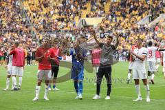 3. Liga; SG Dynamo Dresden - FC Ingolstadt 04; Spieler bedanken sich bei den Fans, Niederlage, hängende Köpfe, Julian Kügel (31, FCI) Torwart Marius Funk (1, FCI) Lukas Fröde (34, FCI) Mladen Cvjetinovic (19, FCI)