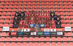 FC Ingolstadt 04; 3.Liga,  Porträttermin    
2025/2026, Mannschaftsfoto
hi. Reihe v.li.: Mannschaftsarzt Dr. Sebastian Elsler (FCI), Benedikt Blaser (Physiotherapeut), Jonas Scholz (15, FCI) Donald Nduka (27, FCI), Simon Lorenz (32, FCI), Elias Decker (