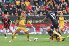 3. Liga; FC Ingolstadt 04 - Dynamo Dresden; Zweikampf Kampf um den Ball Max Besuschkow (17, FCI) Kammerknecht Claudio (15 DD) am Boden, links Boeder Lukas (29 DD)