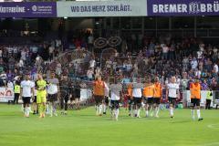 3.Liga - Saison 2022/2023 - VFL Osnabrück - FC Ingolstadt 04 - Das Spiel ist aus - Jubel - Die Mannschaft bedankt sich bei den Fans - Foto: Meyer Jürgen