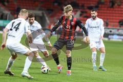 3. Liga; FC Ingolstadt 04 - Energie Cottbus; Max Plath (14 FCI) Zweikampf Kampf um den Ball Möker Yannik (21 ECO) Hasse Tobias (14 ECO) Cigerci Tolcay (10 ECO)