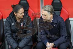 3. Liga; FC Ingolstadt 04 - 1. FC Saarbrücken; vor dem Spiel Cheftrainerin Sabrina Wittmann (FCI) Geschäftsführers Dietmar Beiersdorfer (FCI Sport Kommunikation) auf der Bank im Gespräch