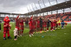 3. Liga; FC Ingolstadt 04 - 1. FC Saarbrücken; Sieg Jubel Freude Tanz Fan Fankurve Banner Fahnen Spruchband Spieler bedanken sich bei den Fans