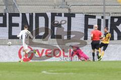 3. Liga - Dynamo Dresden - FC Ingolstadt 04 - Torwart Fabijan Buntic (24, FCI) wird überwunden Tor Sohm Pascal (9 Dresden) Tobias Schröck (21, FCI) kommt zu spät