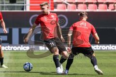 3. Liga; FC Ingolstadt 04 - Hallescher FC; Julian Kügel (31, FCI) vor dem Spiel Simon Lorenz (32, FCI)