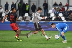 3. Liga; SC Verl - FC Ingolstadt 04; Torchance verpasst Marcel Costly (22, FCI) Torwart Schulze Philipp (1 Verl) fängt den Ball, Otto Fynn (34 Verl)
