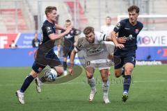 3. Liga; FC Ingolstadt 04 - SpVgg Unterhaching; Zweikampf Kampf um den Ball Yannick Deichmann (20, FCI) Krattenmacher Maurice (7 SpVgg) Waidner Dennis (39 SpVgg)