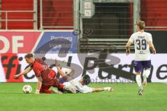 3. Liga; FC Ingolstadt 04 - Erzgebirge Aue; Simon Lorenz (32, FCI) verteidigt Bär Marcel (15 Aue) Schmid Maximilian (39 Aue)
