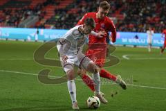 3. Liga - Saison 2024/25 - FC Ingolstadt 04 - SpVgg Unterhaching - Max Besuschkow (Nr.17 - FCI) - Julian Kügel (Nr.9 - Unterhaching) - Foto: Meyer Jürgen