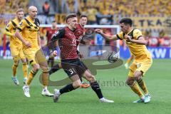 3. Liga; FC Ingolstadt 04 - SG Dynamo Dresden; Julian Kügel (31, FCI) Kammerknecht Claudio (15 DD) Zweikampf Kampf um den Ball