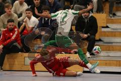 Lotto Bayern Hallencup - Saison 2024/25 - Türkisch SV Ingolstadt - SV Manching - Finale - Romeo Öxler grün Manching - Aurel Kuqanaj rot Türkisch - Foto: Meyer Jürgen