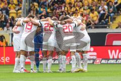 3. Liga; SG Dynamo Dresden - FC Ingolstadt 04; vor dem Spiel Teambesprechung Kreis um Kapitän Lukas Fröde (34, FCI)