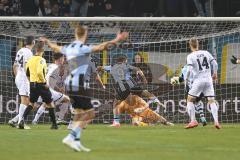 3. Liga; SV Waldhof Mannheim - FC Ingolstadt 04; Torwart Marius Funk (1, FCI) rettet den Ball Lohkemper Felix (9 SVWM) Torchance verpasst