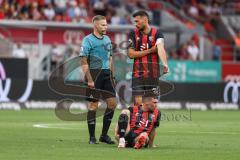 3. Liga; FC Ingolstadt 04 - SV Waldhof Mannheim; Felix Keidel (43, FCI) bleibt verletzt liegen wird ausgewechselt, Lukas Fröde (34, FCI) beim Schiedsrichter