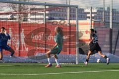 2. Bundesliga Frauen - Saison 2025/26 - FC Ingolstadt 04 Frauen - VFR SW Warbeyen  - Annika Kömm (Nr.25 - FC Ingolstadt Frauen I) mit einer Torchance - Hoevers Isa grün Warbeyen - Miliam Elena Berverly Torwar Warbeyen - Foto: Meyer Jürgen