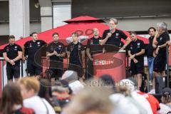 Saisoneröffnung; 3. Liga; FC Ingolstadt 04 am Audi Sportpark; Geschäftsführers Dietmar Beiersdorfer (FCI Sport Kommunikation) auf der Bühne vor dem Trainer und Betreuer Stab