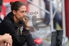 DFB-Pokal; FC Ingolstadt 04 - 1. FC Kaiserslautern; Cheftrainerin Sabrina Wittmann (FCI) an der Seitenlinie, Spielerbank