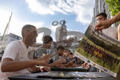 3. Liga; FC Ingolstadt 04 - Mannschaftsvorstellung auf dem Ingolstädter Bürgerfest; Rathauplatz; Autogrammstunde; Cheftrainer Michael Köllner (FCI)