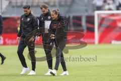 3. Liga; Energie Cottbus - FC Ingolstadt 04; Halbzeit Co-Trainer Ilia Gurev (FCI) Co-Trainer Fabian Reichler (FCI) Cheftrainerin Sabrina Wittmann (FCI) gehen in die Kabine Diskussion