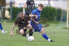 Kreisklasse - Saison 2025/26- TSV Großmehring - ST Scheyern - Benedikt Neubauer blau Großmehring - Alexander Neukäufer schwarz Scheyern - Foto: Meyer Jürgen