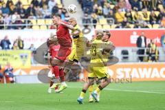 3. Liga; Alemannia Aachen - FC Ingolstadt 04; Zweikampf Kampf um den Ball Jonas Scholz (15, FCI) Castelle Niklas (44 AA) Gindorf Lars (23 AA)
