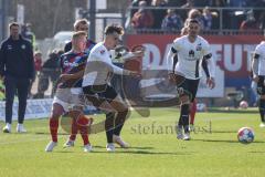 2.BL; Holstein Kiel - FC Ingolstadt 04 - Zweikampf Kampf um den Ball Dennis Eckert Ayensa (7, FCI) Holtby Lewis (10 Kiel)