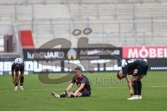 3. Liga; FC Ingolstadt 04 - SC Verl; Spiel ist aus, Unentschieden 1:1 Spieler unzufrieden am Boden Max Besuschkow (17, FCI) Marcel Costly (22, FCI) Yannick Deichmann (20, FCI)