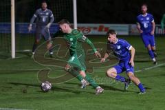 Landesliga - Saison 2024/25 - SV Manching - TV Erkheim - Fabian Neumayer (Nr.9 - SV Manching) mit einer Torchance -  - Lukas Urbin blau Erkheim - Foto: Meyer Jürgen