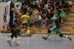 Lotto Bayern Hallencup - Saison 2024/25 - FC Hitzhofen/Oberzell - TSV Ober./Unterhaunstadt- Mchael Kraft gelb Hitzhofen  - Martin Krumpietz TW Ober/Unterhaunstadt Foto: Meyer Jürgen