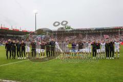 3. Liga; Energie Cottbus - FC Ingolstadt 04; Spieler bedanken sich bei den Fans, letztes Spiel der Saison Sieg 1:4 mit Cheftrainerin Sabrina Wittmann (FCI) links