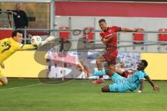 3. Liga; FC Ingolstadt 04 - FC Viktoria Köln; Marcel Costly (22, FCI) Torchance verpasst Boboy Verthomy (22 VK) stört Torwart Schulz Arne (27 VK)