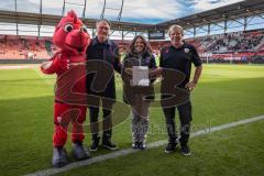 3. Liga; FC Ingolstadt 04 - SSV Ulm; Verleihung der „Sepp-Herberger-Urkunde-2025“ an Geschäftsführers Dietmar Beiersdorfer (FCI Sport Kommunikation) und Andreas Mayr Vizepräsident (FCI), mit Maskottchen Schanzi