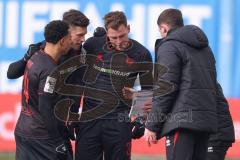 3. Liga - Saison 2025/26 - Hansa Rostock - FC Ingolstadt 04  - Cheftrainerin Sabrina Wittmann (FCI) gibt Anweisungen während einer Unterbrechung - Simon Lorenz (Nr.32 - FCI) - Emilio Kehrer (Nr.44 - FCI) - Linus Rosenlöcher (Nr.19 - FCI) - Foto: Meyer Jür