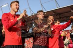 3. Liga; FC Ingolstadt 04 - SSV Ulm 1846; Sieg Jubel Freude 4:0, Spieler bedanken sich bei den Fans. Torschützen Benjamin Kanuric (8, FCI) und Julian Kügel (31, FCI) Marcel Costly (22, FCI)