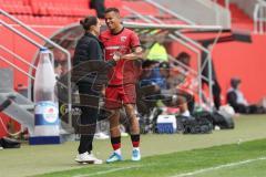 3. Liga; FC Ingolstadt 04 - SV Waldhof Mannheim; Marcel Costly (22, FCI) wird ausgewechselt, bedankt sich bei Cheftrainerin Sabrina Wittmann (FCI)