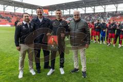 3. Liga; FC Ingolstadt 04 - SV Waldhof Mannheim; Verabschiedung der Spieler die den Verein verlassen. Strömender Regen vor dem Spiel. Florian Günzler (FCI Geschäftsführer Finanz und Orga) Karl Meier, Vorsitzender des Aufsichtsrats (FCI) Benedikt Blaser (P