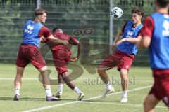 3. Liga; FC Ingolstadt 04 - Trainingsauftakt nach Sommerpause; Zweikampf Kampf um den Ball Simon Lorenz (32, FCI) Obed Ugondu (17, FCI) Tomislav Bagaric (27, FCI)