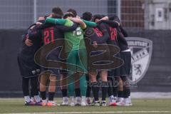 *** Bayernliga Nord - Saison 2025/26 - FC Ingolstadt 04 II - TSV Neudrossenfeld -  Die Mannschaft bildet einen Kreis vor dem Spiel -  - XXXXX - Foto: Meyer Jürgen